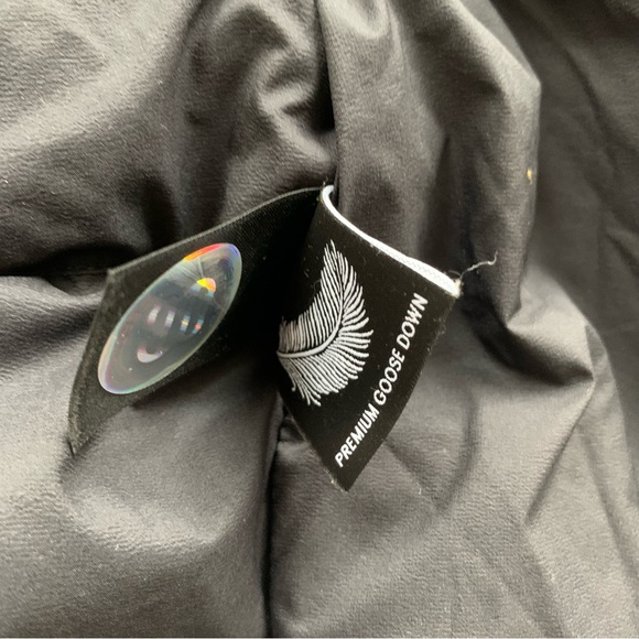 Aritzia Super Puff Shorty Vest in black LG - Picture 10 of 16